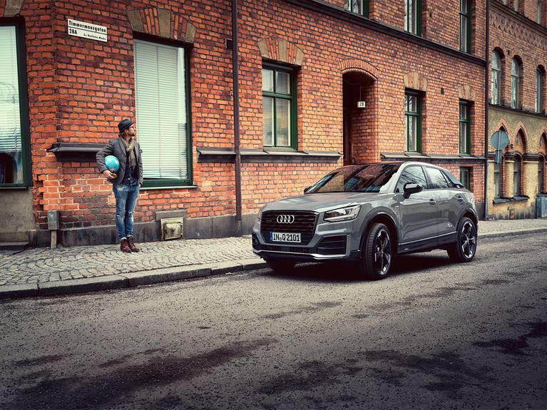 Man with globe and Audi Q2